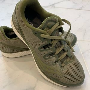 NWOT Saucony Everun Sneakers